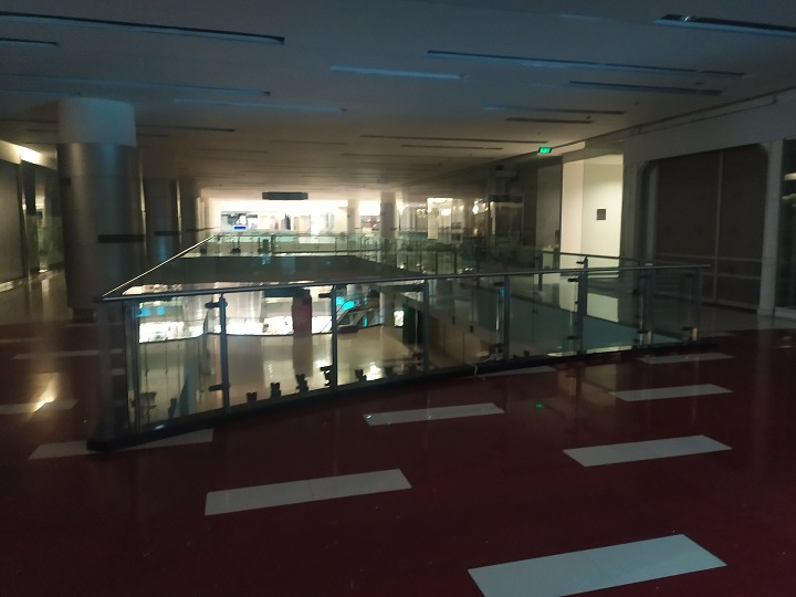 Kondisi Grand City Mall, gelap dan sepi, Kamis (5/8/2021). Hanya gerai Foodcourt dan beberapa gerai makanan lainnya yang buka. SP/Anggadia