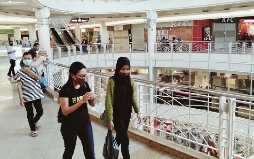 Meski angka covid-19 di Jawa Timur masih tinggi, namun masyarakat seakan tak peduli dan mulai mendatangi mall-mall. SP/Arlana