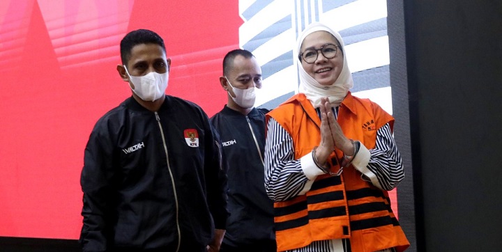 Penampakan Karen Agustiawan, mantan Dirut Pertamina ditahan oleh KPK, dan langsung mengenakan rompi tahanan oranye KPK, Selasa (19/9/2023) malam.