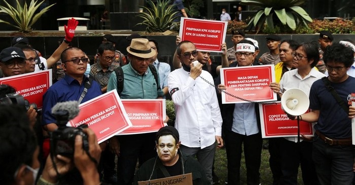 Mantan Ketua KPK Abraham Samad, bersama mantan Wakil Ketua KOK Saut Situmorang, dan mantan Wamenkumham Denny Indrayana, melakukan aksi demo di depan Kantor KPK, dengan menuntut Ketua KPK Firli Bahuri, untuk dicopot karena diduga merusak masa depan pembera