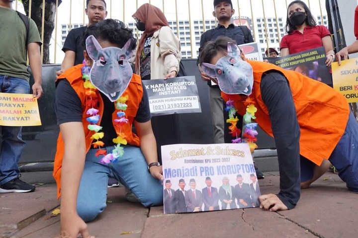 Aksi teatrikal ICW di depan kantor KPU, yang menyoroti beberapa nama mantan narapidana korupsi yang maju dalam Pileg 2024 mendatang.