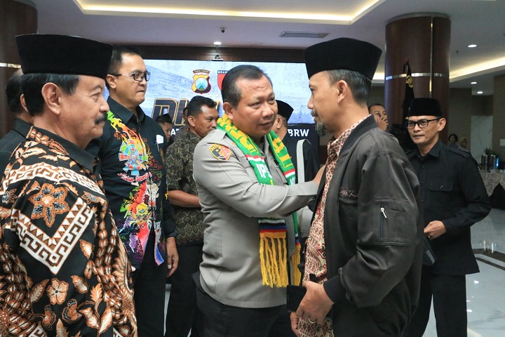 Kapolda Jatim saat bersilahturahmi dan berdialog dengan perguruan pencak silat se Jawa Timur, di Gedung Mapolda Jatim. SP/Ariandi