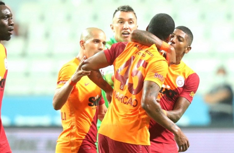 Pemain Galatasaray, Marcao saat memukul teman se tim nya sendiri. SP/ NSW