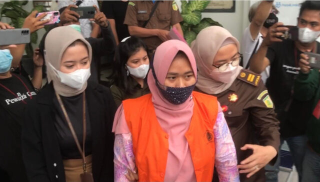 Maretik Dwi Lestari sesaat sebelum dijebloskan ke dalam sel tahanan. 