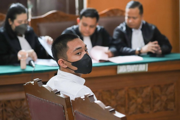 Ekspresi Mario Dandy, saat hadir di persidangan perdana dalam kasus penganiyaan terhadap David Ozora, di Pengadilan Negeri Jakarta Selatan, Selasa (6/6/2023).