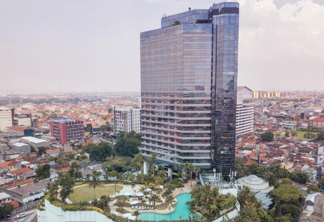 Hotel JW Marriot, di Jl. Embong Malang Surabaya.