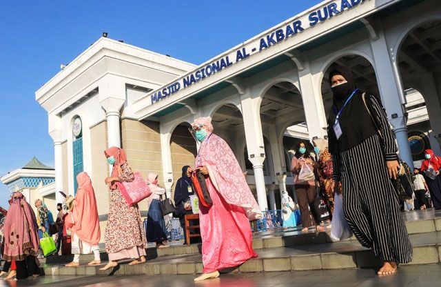 Sejumlah jamaah di masjid Al Akbar Surabaya