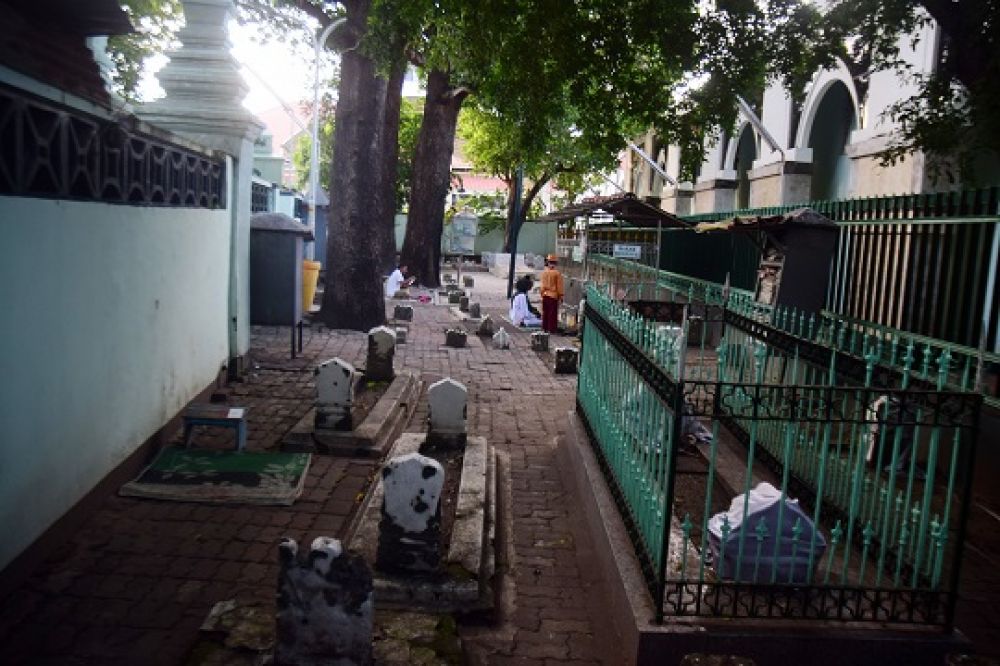 Suasana lengang Wisata Religi Makam Sunan Ampel di Jalan Pertukangan, Kelurahan Ampel, Surabaya, Jumat (8/5/2020). Masjid Sunan Ampel tersebut masjid tertua selama bulan Ramadhan Suci ini sepi dari pengunjung berbeda dengan tahun.
Foto: SP/Patrik Cahyo
