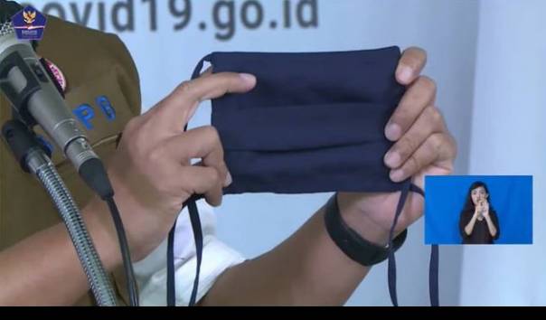 Masker kain 3 lapis yang masih banyak digunakan masyarakat umum. 
