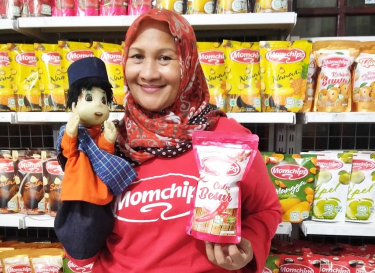 Mastutik dengan keripik produksinya. SP/ MLG