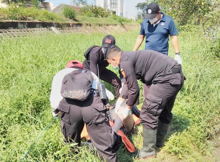 Petugas saat mengidentifikasi jasad korban. SP/Mahbub Fikri