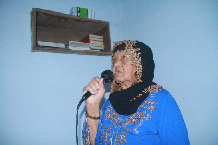 Mbah Siti Kodijah yang rutin membangunkan sahur di musala depan rumahnya. SP/ KDR