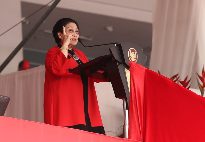 Ketua Umum PDI Perjuangan Megawati Soekarnoputri, berpidato di puluhan ribu kader PDIP yang hadir di peringatan Bulan Bung Karno, di Stadion Utama Gelora Bung Karno (SUGBK), Sabtu (24/6/2023).