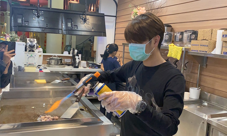 Di gerai eggstop Surabaya ini, Melvin Tenggara memasak sendiri beberapa menu roti bakar plus telur.