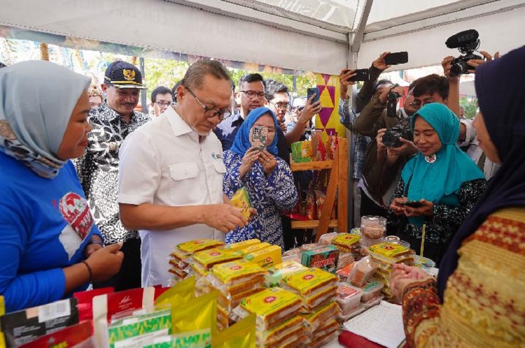 Ilustrasi Menteri Perdagangan, Zulkifli Hasan meninjau harga barang kebutuhan pokok (bapok) di Pasar Baru, Gresik, Jawa Timur. SP/ GRS