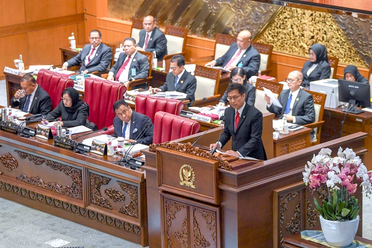 Menteri Kesehatan Budi Gunadi Sadikin saat memberikan pandangan akhir sebagai perwakilan pemerintah sebelum pengesahan RUU Kesehatan, Selasa (11/7/2023). SP/Ary saputra