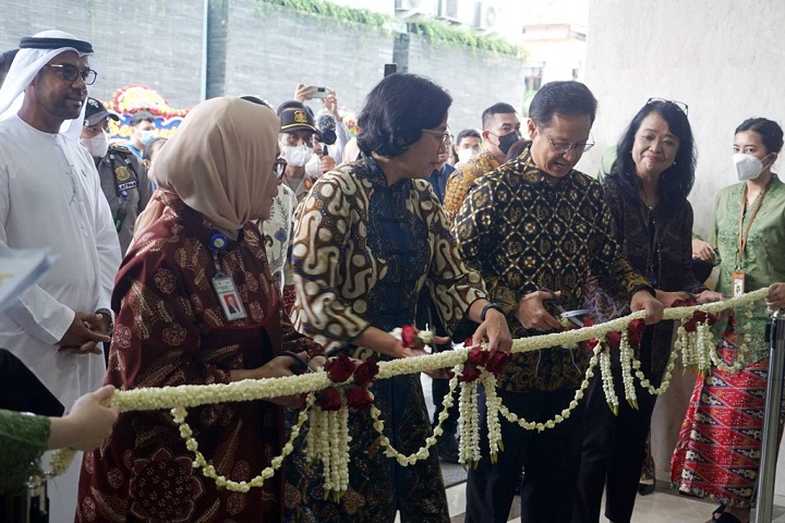 Menkes Budi Gunadi Sadikin bersama Menkeu Sri Mulyani saat meresmikan dan membuka gedung RSCM Kanigara, di Jakarta, Jumat (3/3/2023).