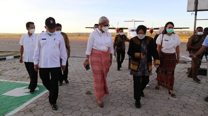 Mensos Risma saat tiba di Alor, NTT ditemani Ketua DPRD Alor, Enny Anggrek.