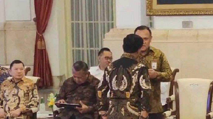 Momen Mentan Syahrul Yasin Limpo saat menyalami Ketua KPK dan Jaksa Agung, hendak berpamitan.