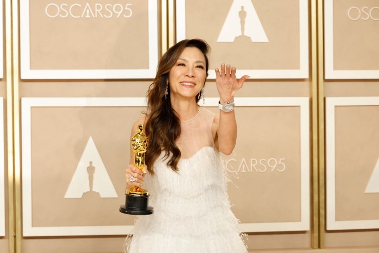 Ekspresi aktris Michelle Yeoh, berpose dengan piala Oscar yang diraihnya, lewat filmnya Everything Everywhere All at Once, Senin (12/3/2023) WIB atau Minggu malam waktu setempat.