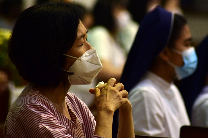 Umat Katolik melaksanakan Misa Malam Paskah  di Gereja Katolik Kristus Raja, Surabaya, Sabtu (3/4) .SP/PATRIK CAHYO