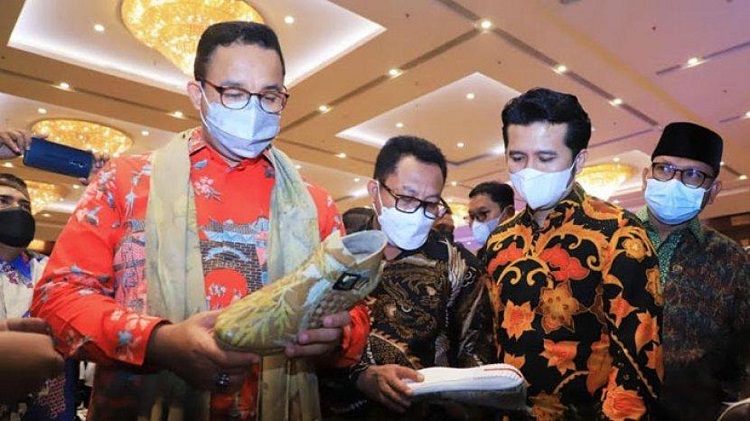 Gubernur DKI Jakarta, Anies Baswedan bersama Wakil Gubernur Jawa Timur, Emil Elestianto Dardak saat meninjau stan pelaku usaha Jatim dan DKI Jakarta. SP/ SBY