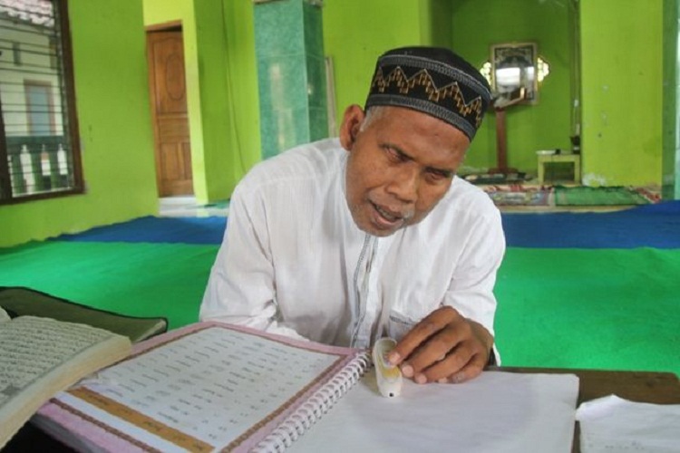 Misiran saat melafalkan ayat suci Al-Quran. SP/ KDR