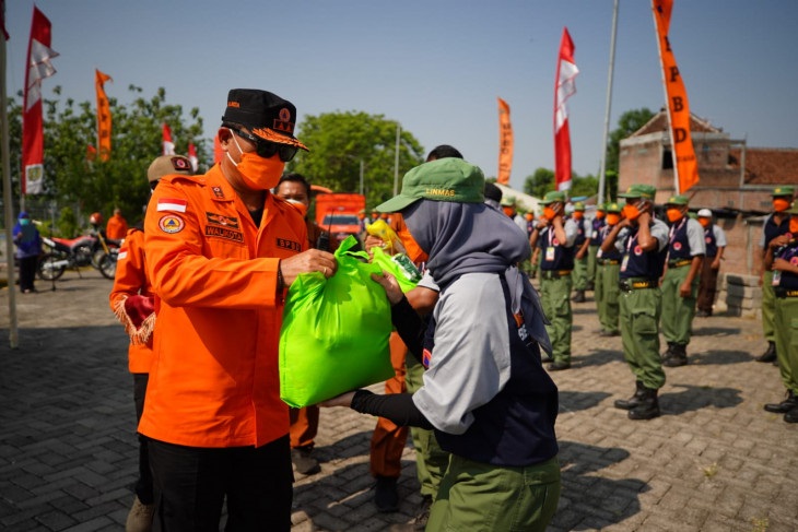 Wali Kota Madiun Maidi memimpin kegiatan apel pelatihan pencegahan dan mitigasi bencana musim hujan di kawasan Embung Pilangbango, Kota Madiun, Jatim, Selasa (28/9/2021). 