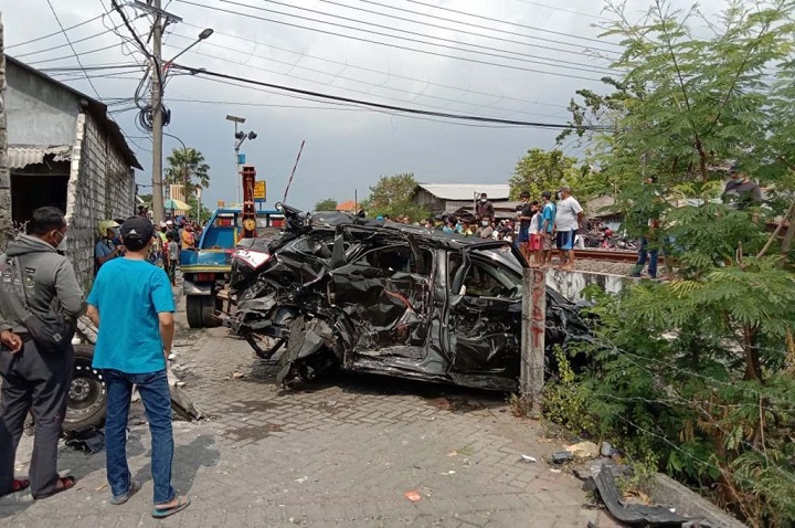 Kondisi mobil pasca ditabrak KA di perlintasan rel kereta api Pondok Benowo Indah, Sememi, Surabaya.