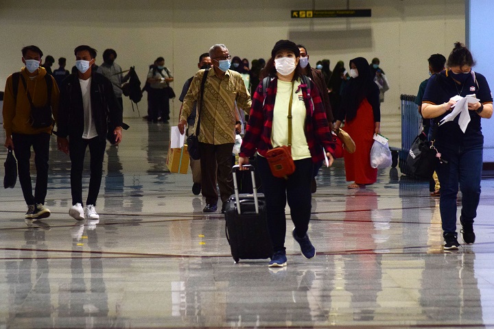 Beberapa penumpang keluar dari pintu kedatangan domestik di Bandara International Juanda, Sidoarjo, Jawa Timur, Selasa (27/4/2021). Hingga Selasa kemarin, tidak ada WNA asal India yang tiba di Surabaya. SP/Patrik Cahyo