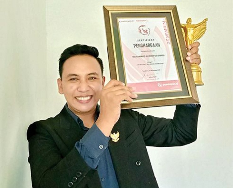 Mohammad Ali Mahfud Efendi dengan penghargaannya. SP/ SBY