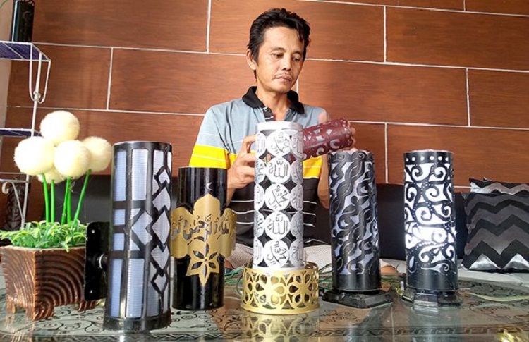 Muhammad Nur Arifin yang sedang mengerjakan pesanan lampu hias. SP/ TLG