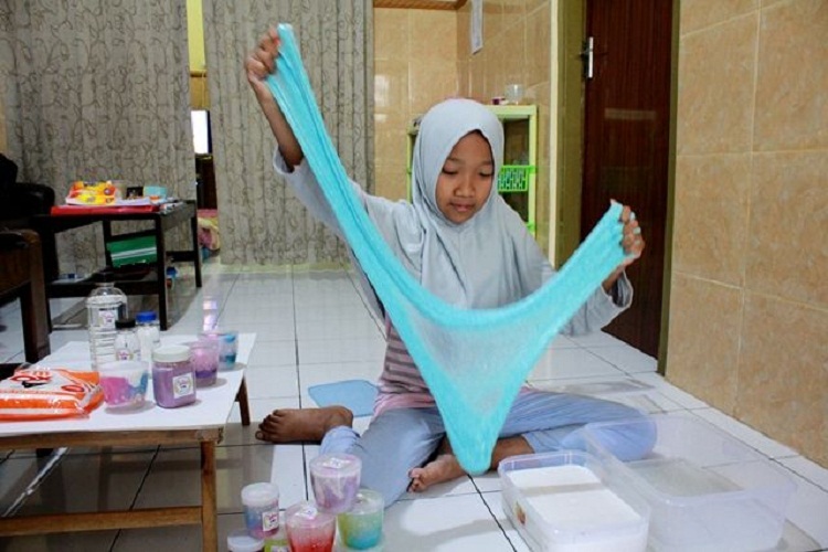 Nabilah Rizky Amalia tengah membuat slime. SP/ KDR