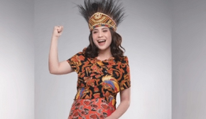 Foto Nagita Slavina mengenakan pakaian adat Papua, sembari mempromosikan PON XX Papua mendatang.