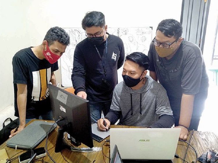 Kegiatan Nanda Reza Andika (dua dari kanan) saat bersama dengan timnya. SP/ TLG