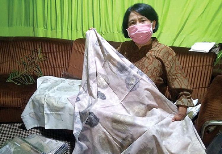 Nanik Riyanto yang sibuk mengolah lembaran kain putih primisima. SP/ TLG