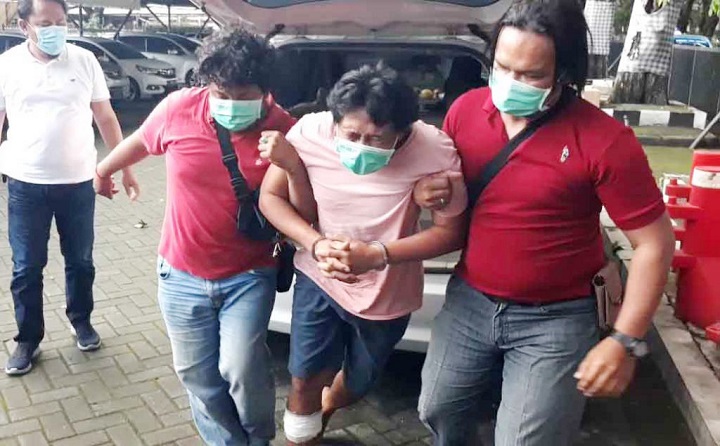 Indra, narapidana yang kabur, berhasil ditangkap setelah kakinya ditembak oleh petugas Polsek Tenggilis Surabaya. Kini ia ditahan di Tahanan Polsek Tenggelis. Sp/Fikri
