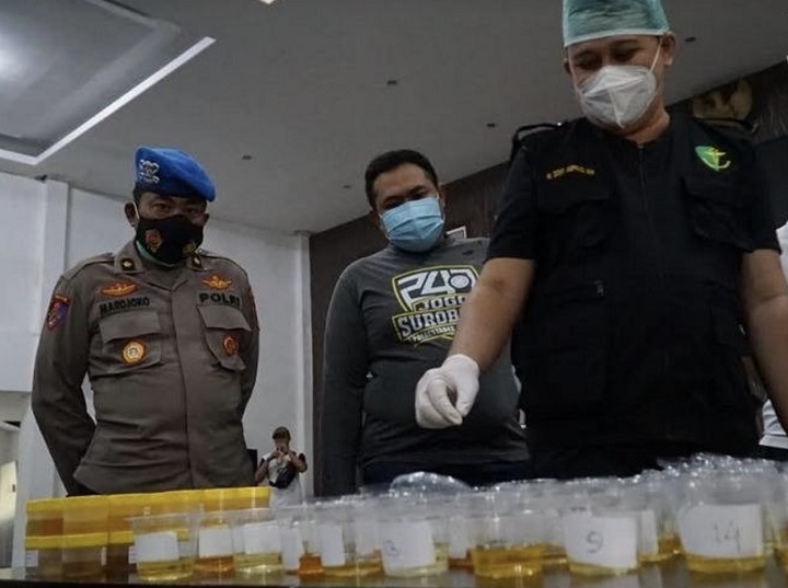 Tes urine yang dilakukan Polrestabes Surabaya beberapa waktu yang lalu.  
