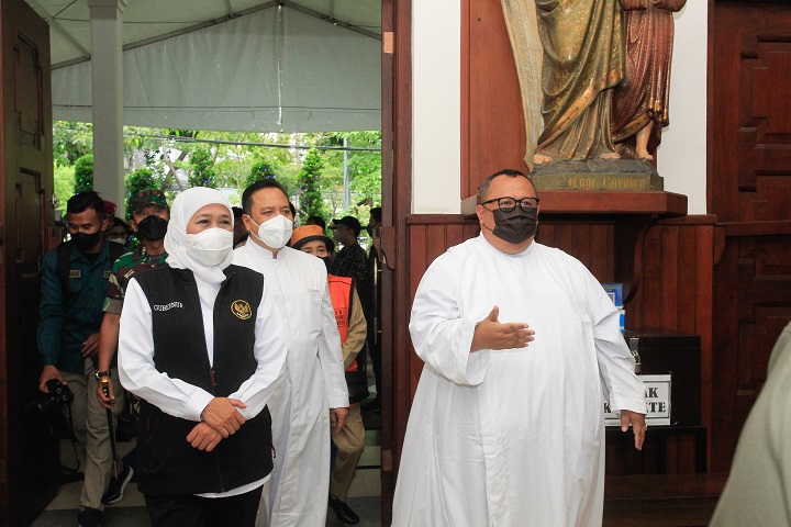 Gubernur Khofifah Indar Parawansa meninjau salah satu gereja besar di Surabaya. SP/Ariandi