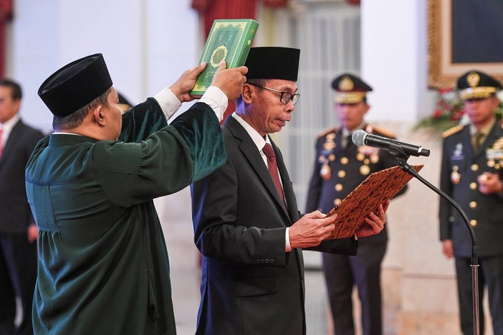 Nawawi Pomolango, saat dilantik oleh Presiden Joko Widodo menjadi Ketua KPK Sementara, menggantikan Firli Bahuri, yang dinonaktifkan setelah ditersangkakan oleh Polda Metro Jaya.