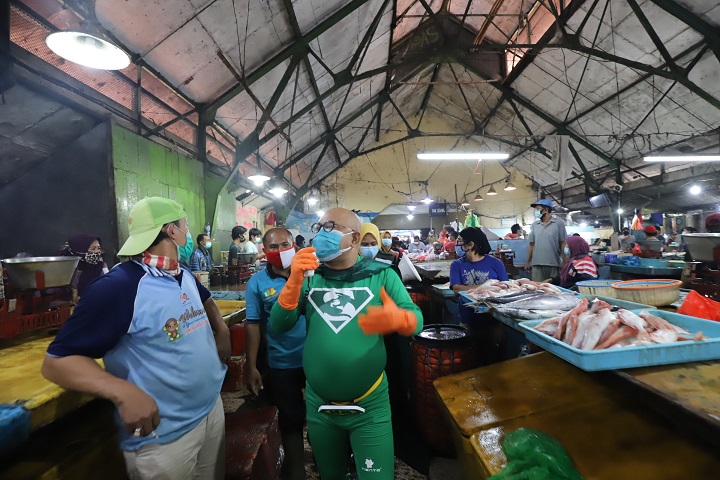 Camat Sawahan M. Yunus yang berperan sebagai “New Man” saat melakukan sosialisasi keliling ke Pasar Kapasan dan dilanjutkan ke Pasar Pabean, Senin (04/01/2021).  SP/ALQOMARUDDIN.