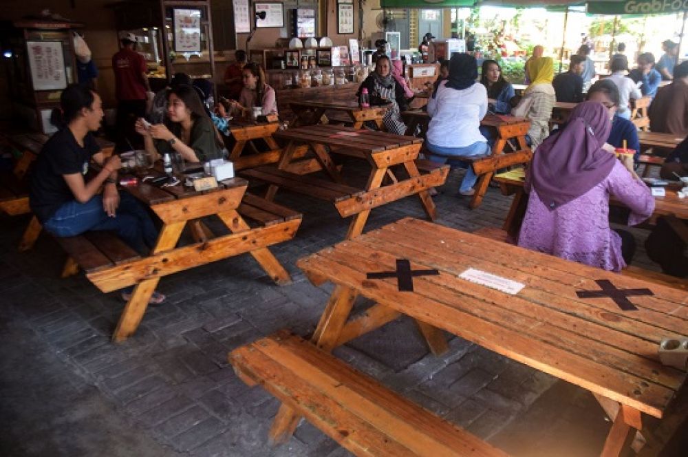 Suasana di  Aiola Eatery di Jalan Slamet Surabaya,  Rabu (17/6/2020) mulai dipadati pengunjung yang ingin dine-in. Meski menerapkan protokol ketat, masih ada pengunjung yang tak patuh.
Foto: Sp/Patrick/Byta

