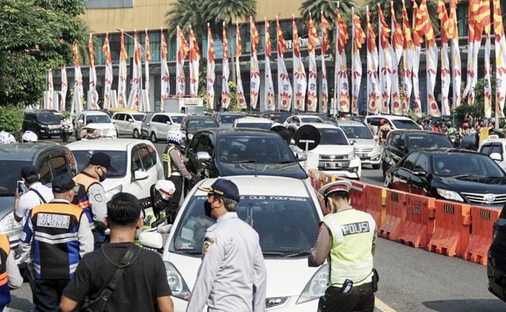 Suasana penyekatan di bundaran Waru Cito perbatasan Surabaya dan Sidoarjo. SP/Arlana