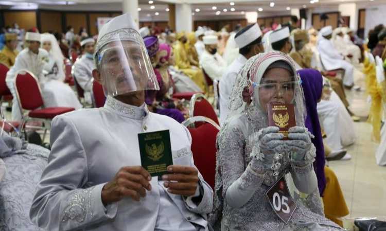 Pasangan nikah massal yang digelar Pemkot Surabaya, Kamis (23/12/2021). ANTARA/HO-Diskominfo Surabaya.