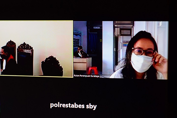 Terdakwa Notaris Devi Chrisnawati saat mengikuti sidang secara daring di PN Surabaya, Selasa (10/11/2020). Sp/Patrick Cahyo