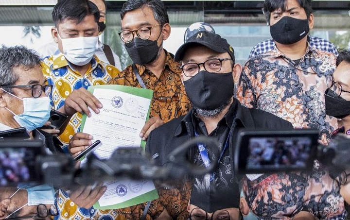 Novel Baswedan (bertopi) saat melaporkan pimpinan KPK ke Dewan Pengawas KPK, Selasa (18/5/2021). Sp/jaka