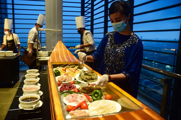 Izza menyiapkan Stoll Barbecue dengan konsep international di Una Una Executive Lounge Novotel Samator, Kota Surabaya, Jawa Timur, Jumat (2/3).SP/Patrik Cahyo