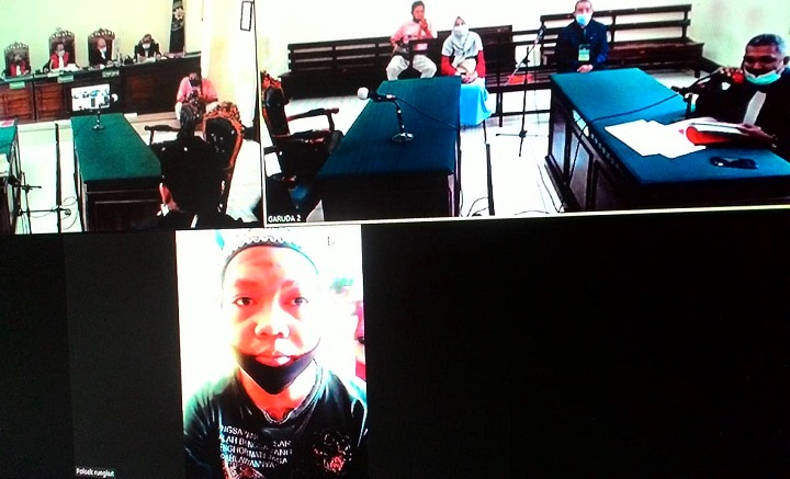 Terdakwa Nur Eko Cahyono menjalani sidang yang digelar secara daring di Pengadilan Negeri Surabaya. SP/Patrik Cahyo