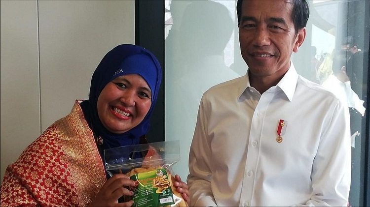 Nurchaeti, pemilik pabrikan CV N&N Internasional bersama Presiden Joko Widodo. SP/ SBY