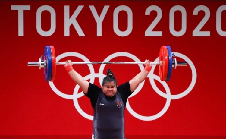 Nurul Akmal saat berlaga mengangkat besi di Olimpiade Tokyo 2020. SP/ Reuters